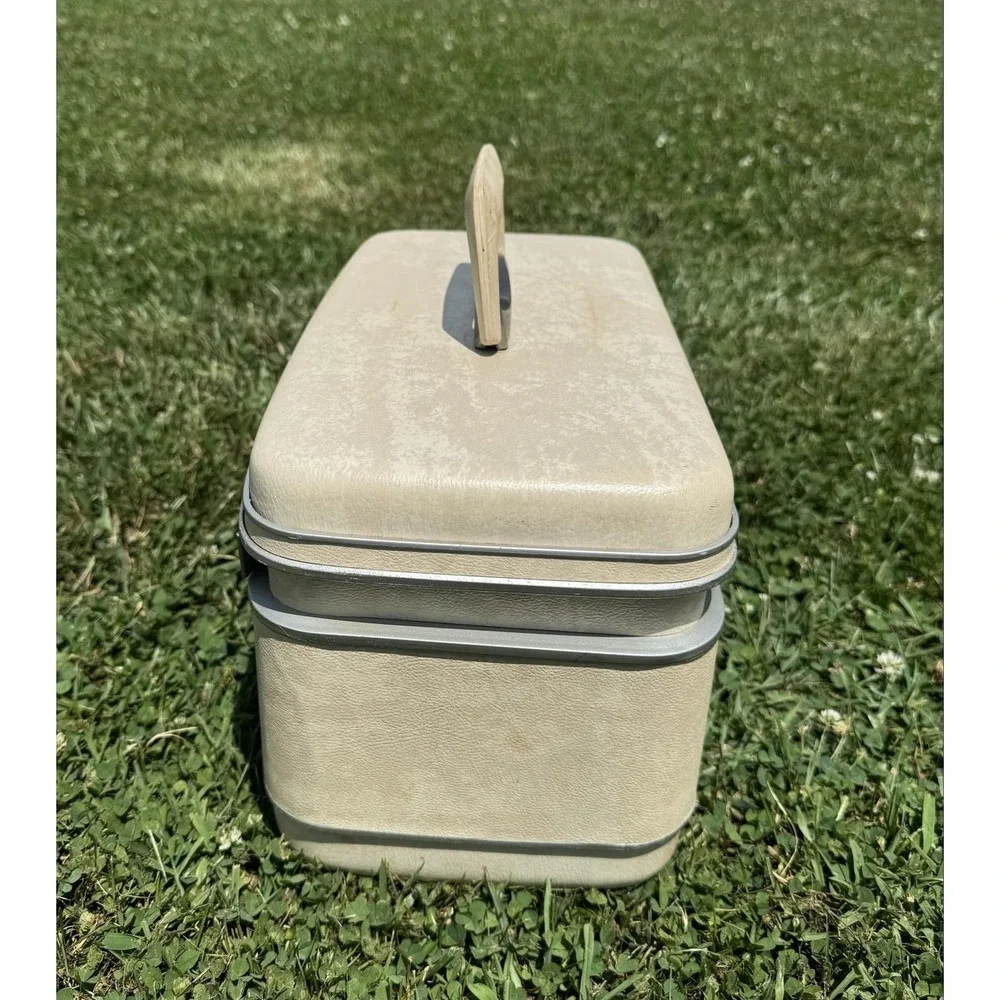 Vintage Samsonite Silhouette 1512 Vanity Train Case Beige Vinyl Locking Makeup